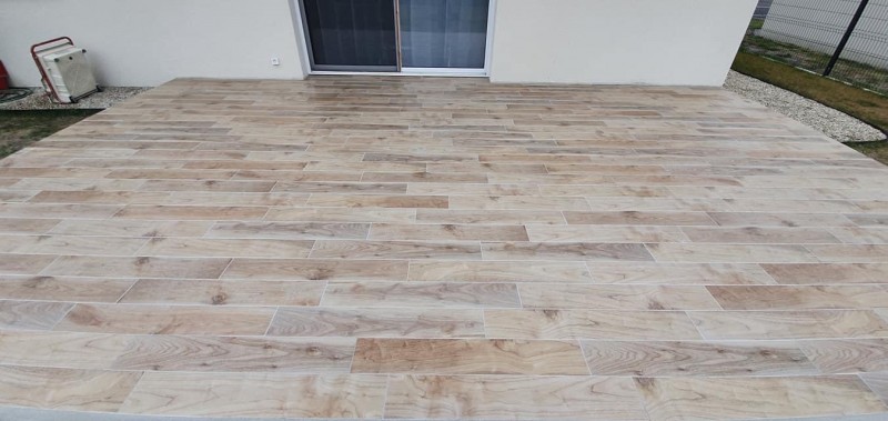 Pose de carrelage imitation parquet bois clair sur le commune de Parentis en born