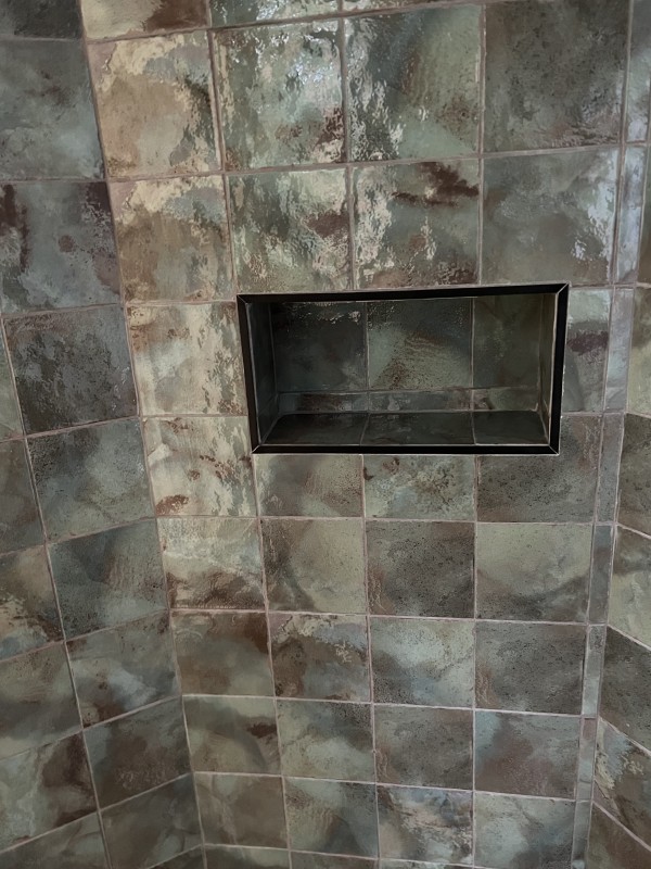 Création d'une salle de bain avec douche italienne et pose de carrelage 10x10 à Arcachon